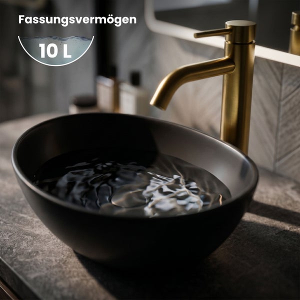 Modernes Aufsatzwaschbecken in einem Badezimmer mit goldfarbener Armatur und einem Fassungsvermögen von 10 Litern.