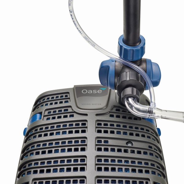 Oase Teichpumpe mit Oase Logo, blauen Drehreglern und transparentem Schlauchanschluss am grauen Gehäuse.