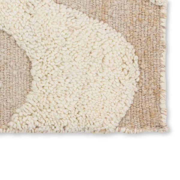 Nahaufnahme eines gewebten Teppichs mit einem reliefartigen flauschigen Kreismuster das die Struktur zeigt.