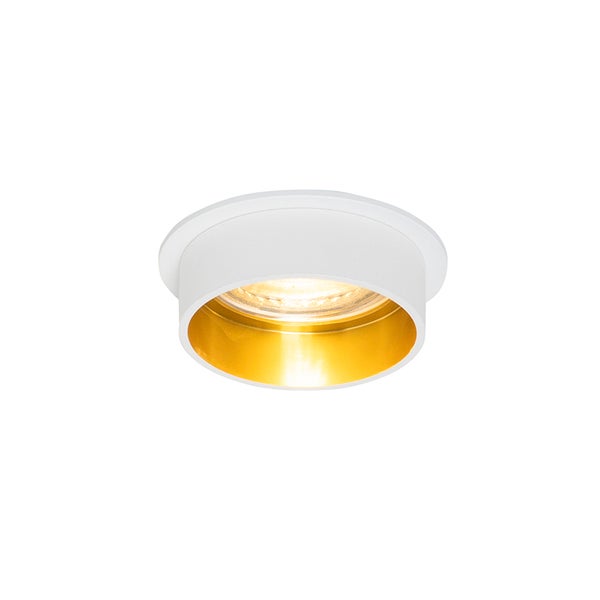 Runder Einbaustrahler in Weiß mit goldfarbenem Reflektor.
