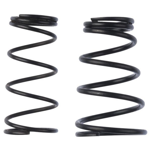 Regal mit drei Ebenen, beladen mit Getränken und Snacks, neben einer Frau