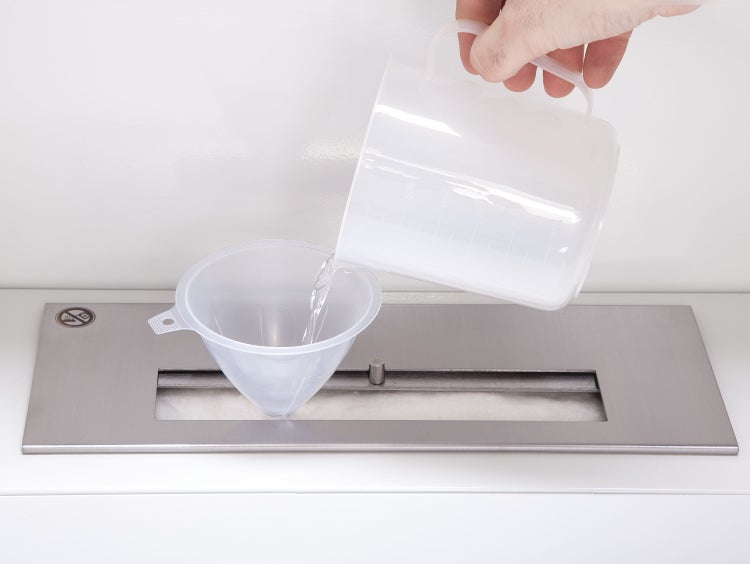 Befüllen eines Bioethanol Brenners mit Trichter und Messbecher