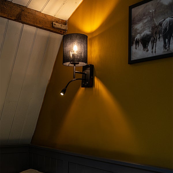 Wandleuchte mit Lampenschirm und Leselampe an einer Wand