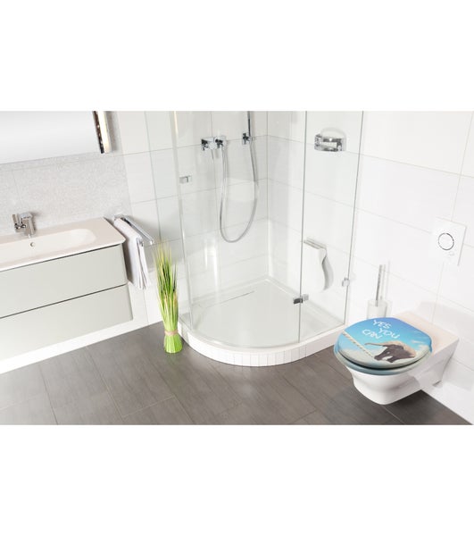Helles, modernes Badezimmer mit Glasdusche, Waschtisch und einem WC-Sitz mit Elefanten-Motiv und dem Schriftzug Yes You Can.