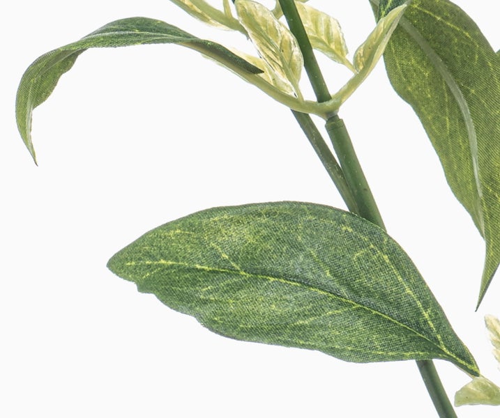 Nahaufnahme eines künstlichen grünen Blattes an einem Stiel aus Textil und Kunststoff.