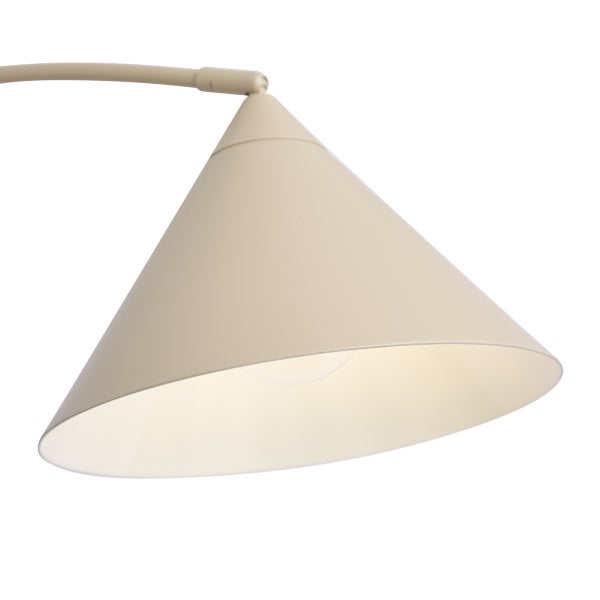 Kegelförmiger Lampenschirm einer Stehleuchte aus beigem Metall