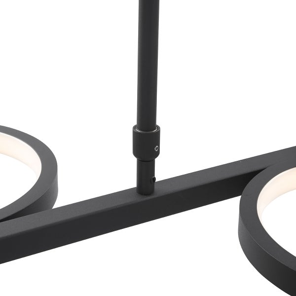 Detailansicht einer modernen Pendelleuchte mit runden LED Elementen und einer Aufhängung aus Metall
