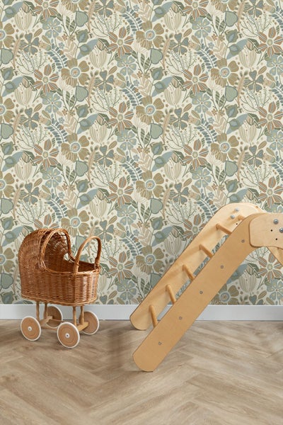 Kinderzimmer mit gemusterter Tapete mit floralem Motiv, einem hölzernen Klettergerüst und einem geflochtenen Puppenwagen auf Holzboden.