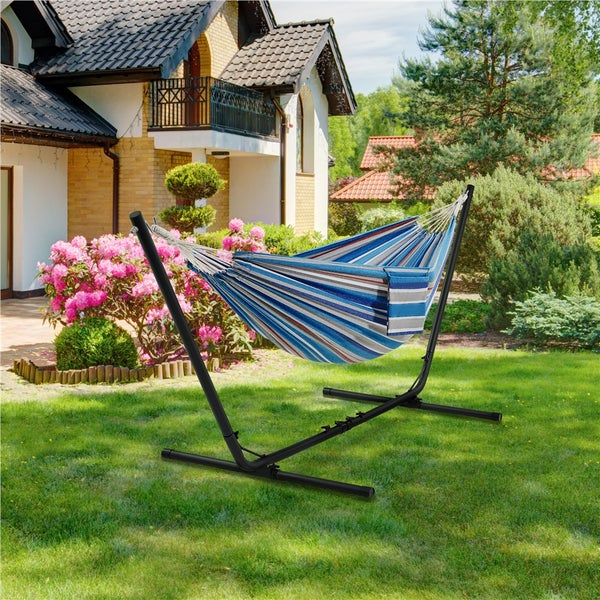 Hängematte mit Stahlgestell im Garten