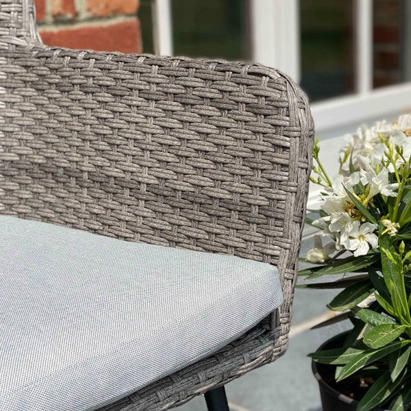 Zwei moderne Gartenliegen mit Rollen und verstellbarer Rückenlehne vor einem farbenfrohen Hintergrund mit sommerlichen Accessoires.