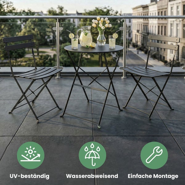 Dreiteiliges schwarzes Garten-Bistro-Set aus Metall mit rundem Klapptisch und zwei Klappstühlen, dekoriert mit Gläsern und einer Vase.