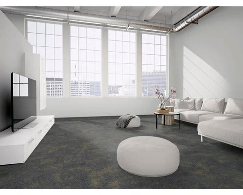 Modernes, helles Wohnzimmer mit dunklem Bodenbelag in Steinoptik, weißem Sofa, TV-Möbel und großen Fenstern im Industrie-Look.