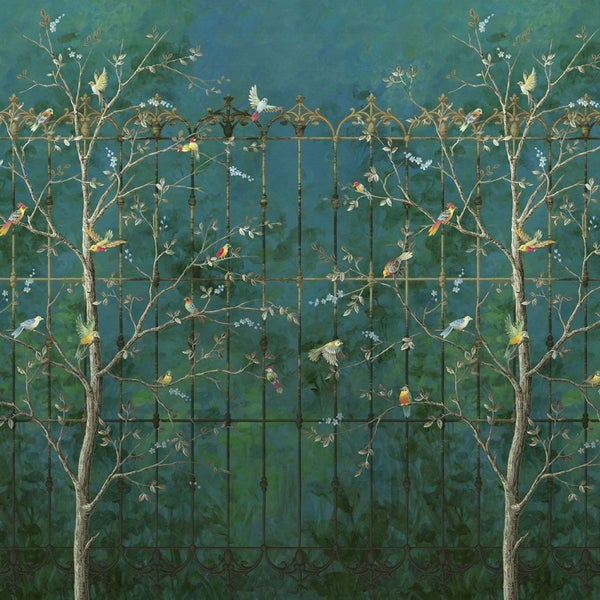 Dekorative Tapete mit Baum-, Vogel- und Zaunmotiven auf grünem Hintergrund.