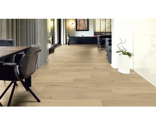 Heller Holzfußboden in einem modernen Wohnzimmer mit Essbereich und Sitzgruppe