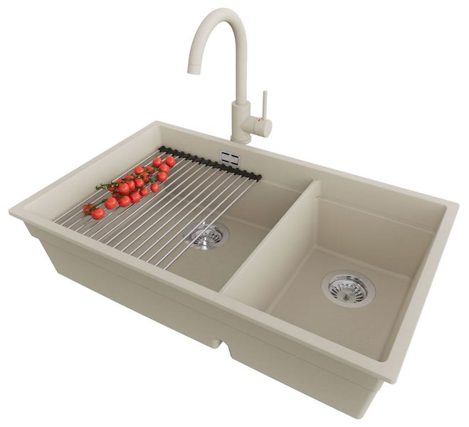 Spüle mit zwei Becken, Abtropfgitter, Armatur und Tomaten