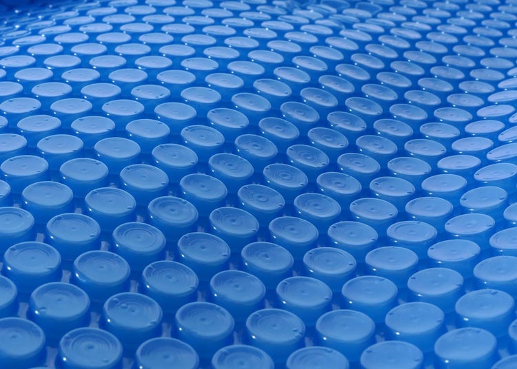 Detailaufnahme einer Poolabdeckung mit Noppen