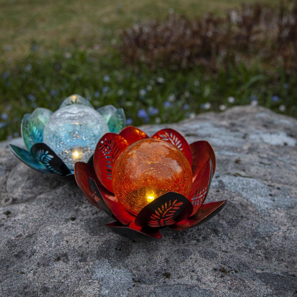 Zwei Solarleuchten in Lotusform auf einem Stein
