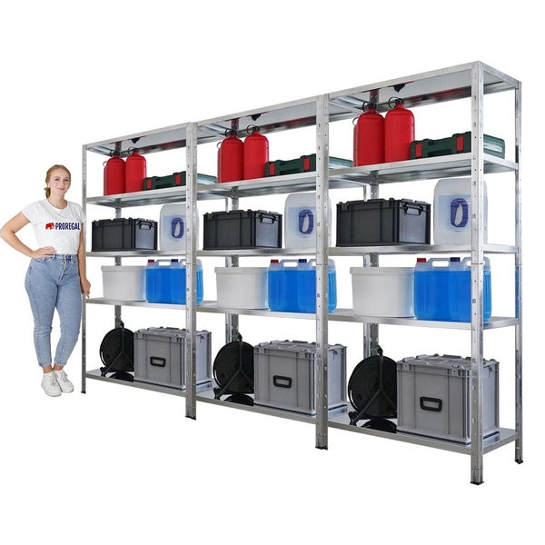 Vollständig beladenes Metallregal mit Lagerbehältern und einer Frau für Grössenvergleich