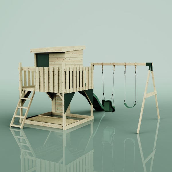 Spielturm aus Holz mit Spielhaus, Leiter, Sandkasten, grüner Rutsche und Doppelschaukel mit zwei unterschiedlichen Sitzen.
