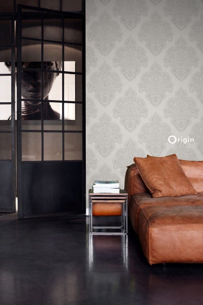 Wohnzimmer mit gemusterter Tapete, Ledersofa und Beistelltisch