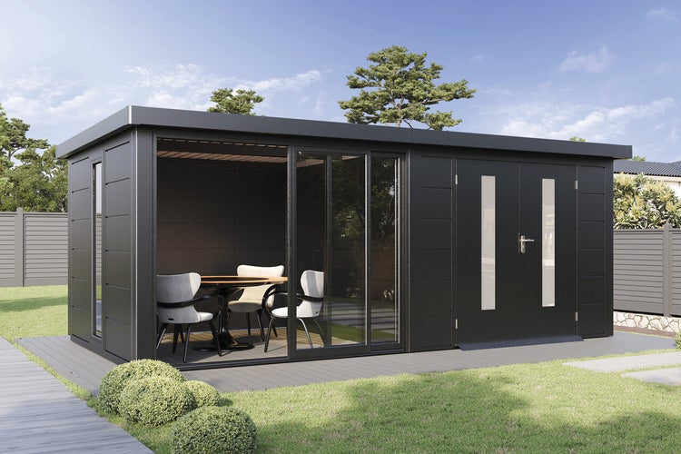 Modernes Gartenhaus mit überdachter Terrasse, Schiebetür und Doppeltür, im Garten auf einer Holzterrasse platziert.