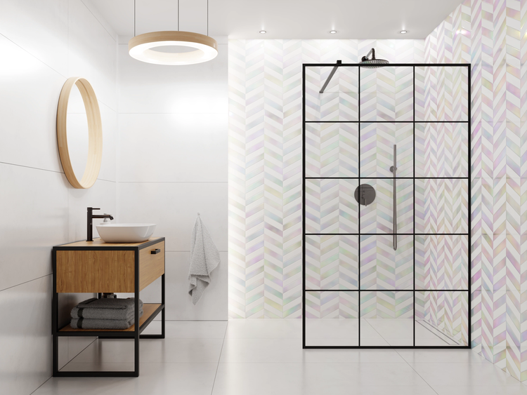 Modernes Badezimmer mit Walk-In Dusche, schwarzer Glastrennwand, irisierenden Fischgrätfliesen, Holzwaschtisch und rundem Spiegel.