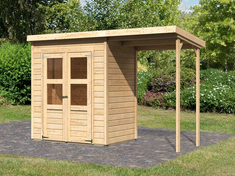 Gartenhaus aus Holz mit Pultdach, Doppeltür mit Lichtausschnitten und seitlichem Anbau auf einer gepflasterten Fläche im Garten.
