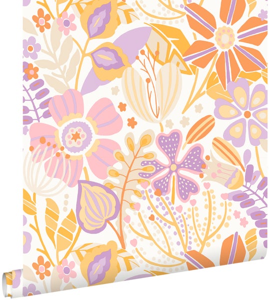 Vliestapete mit buntem floralem Retro-Muster aus illustrierten Blumen und Blättern.