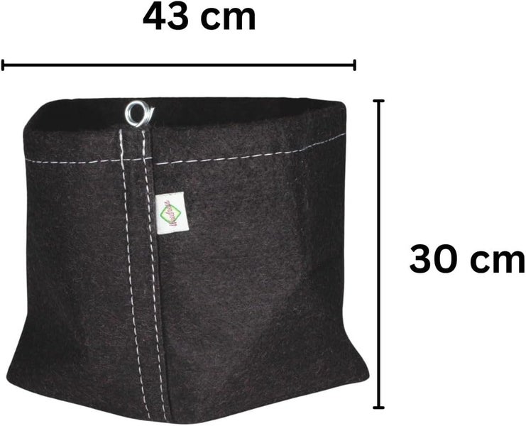 Schwarzer Pflanzsack aus Stoff mit Weedness Logo, 43 Zentimeter breit und 30 Zentimeter hoch.