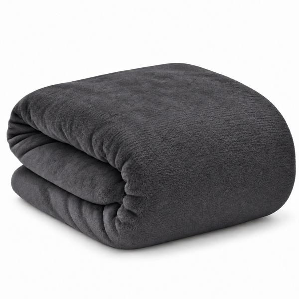 Eine weiche, gefaltete Wohndecke aus Fleece-Material für Wohn- oder Schlafzimmer.