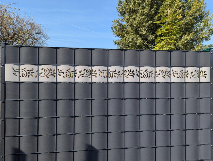 Sichtschutzzaun mit dekorativem Einsatz