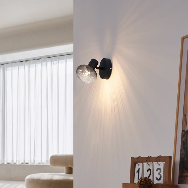 Wandleuchte mit strukturiertem Lampenschirm an einer Wand