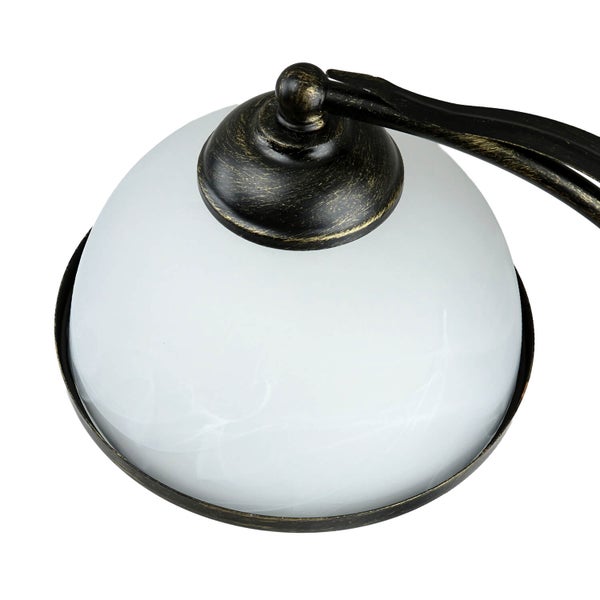 Nahaufnahme einer Leuchte mit Lampenschirm aus Glas