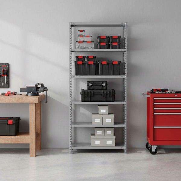 Werkstattszene mit grauem Metallregal, Lagerboxen, Werkzeugkoffern, Holzwerkbank mit Schraubstock und rotem Werkstattwagen.