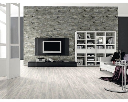 Heller Wohnraum mit Steinwand, Fernseher, Regal und Sofa