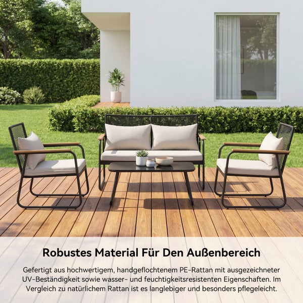 Modernes Garten-Lounge-Set aus PE-Rattan mit hellen Polstern auf einer Holzterrasse vor einer weißen Hauswand und einem grünen Garten.