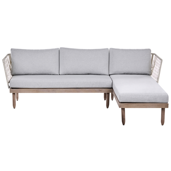 Garten-Ecksofa mit Holzgestell, grauen Polsterkissen und Seitenteilen aus Seilgeflecht.