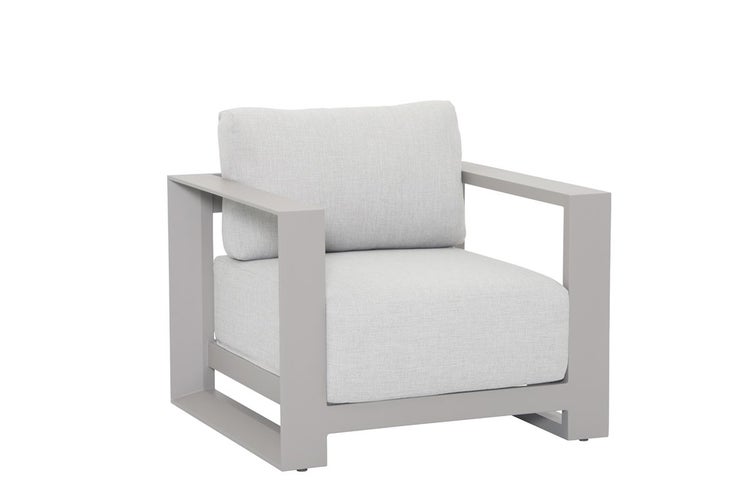 Moderner Garten-Loungesessel mit grauem Aluminiumgestell und hellgrauen Polstern.
