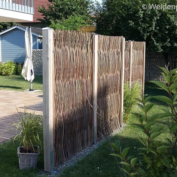 Garten Szene mit Sichtschutzzaun aus Weide