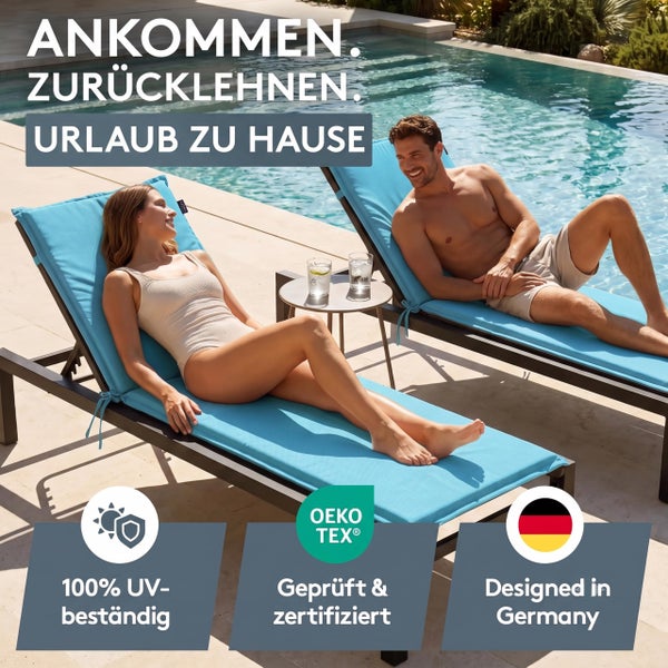 Ein Paar entspannt auf Sonnenliegen mit Auflagen am Pool. Mit Siegeln für UV-Beständigkeit, Oeko-Tex-Zertifizierung und Design in Deutschland.