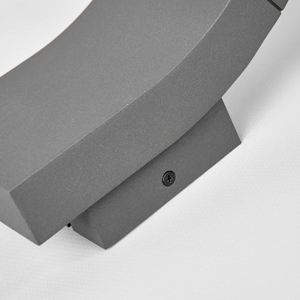 Nahaufnahme einer grauen Wandleuchte mit strukturierter Oberfläche und einer Befestigungsschraube.