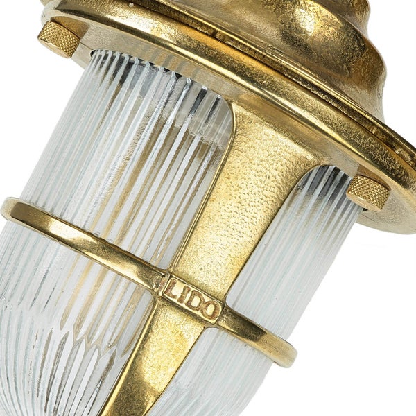 Nahaufnahme einer Außenleuchte mit klarem, geriffeltem Glas und Metallgehäuse