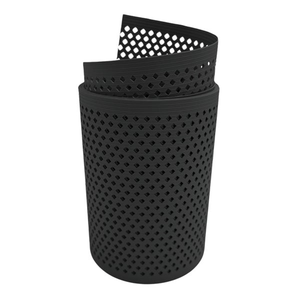 Schwarzes Drainagerohr aus Kunststoff mit quadratischen Löchern.