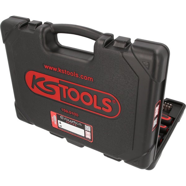 Handwerker sägt mit einer Stichsäge ein Loch in ein Holzbrett.