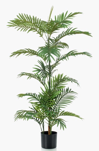 Künstliche Palme mit grünen Wedeln in einem schwarzen Topf.