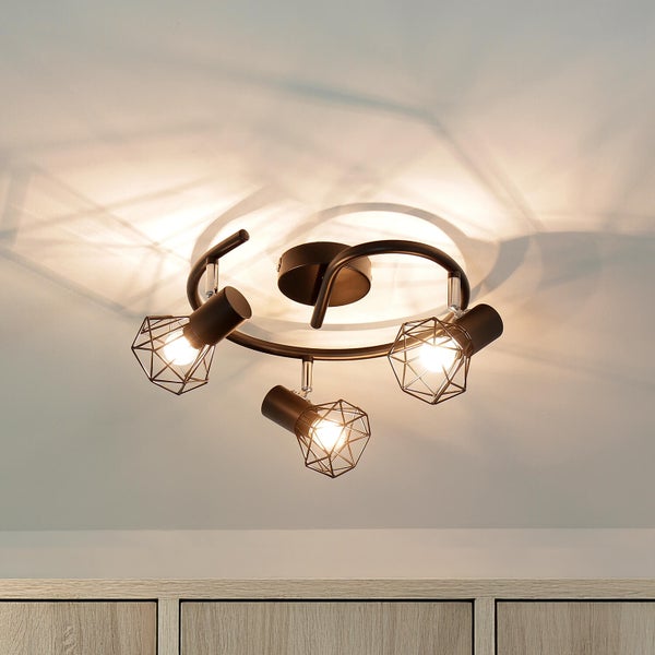 Deckenleuchte mit drei Strahlern und geometrischen Lampenschirmen