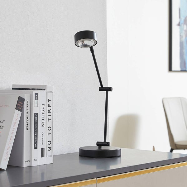 Schreibtischlampe aus Metall auf einem Schreibtisch