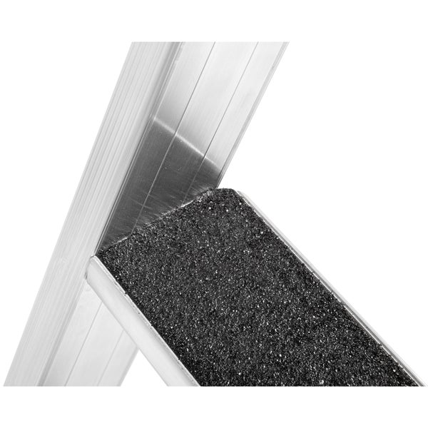 Detailansicht einer Trittstufe einer Aluminiumleiter mit rutschfester Oberfläche