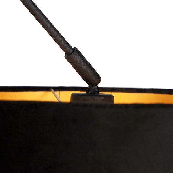 Nahaufnahme des verstellbaren Gelenks einer Stehleuchte mit Textilschirm.