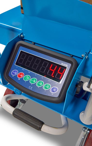 Digitalanzeige einer Industriewaage mit verschiedenen Bedienelementen an einem blauen Hubwagen.